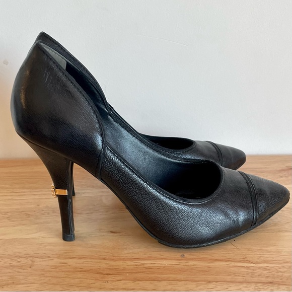 Tory Burch Black Heels With Gold Emblem Logo on Heel W/ Protective Soles - Picture 2 of 5